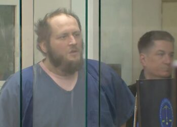 Oregon Man Accused of Shooting Portland Police Officers Rants in Court