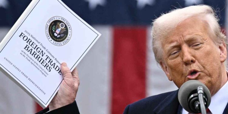 US Businesses and Consumers Bear 90% of Trump Tariff Costs: NY Fed